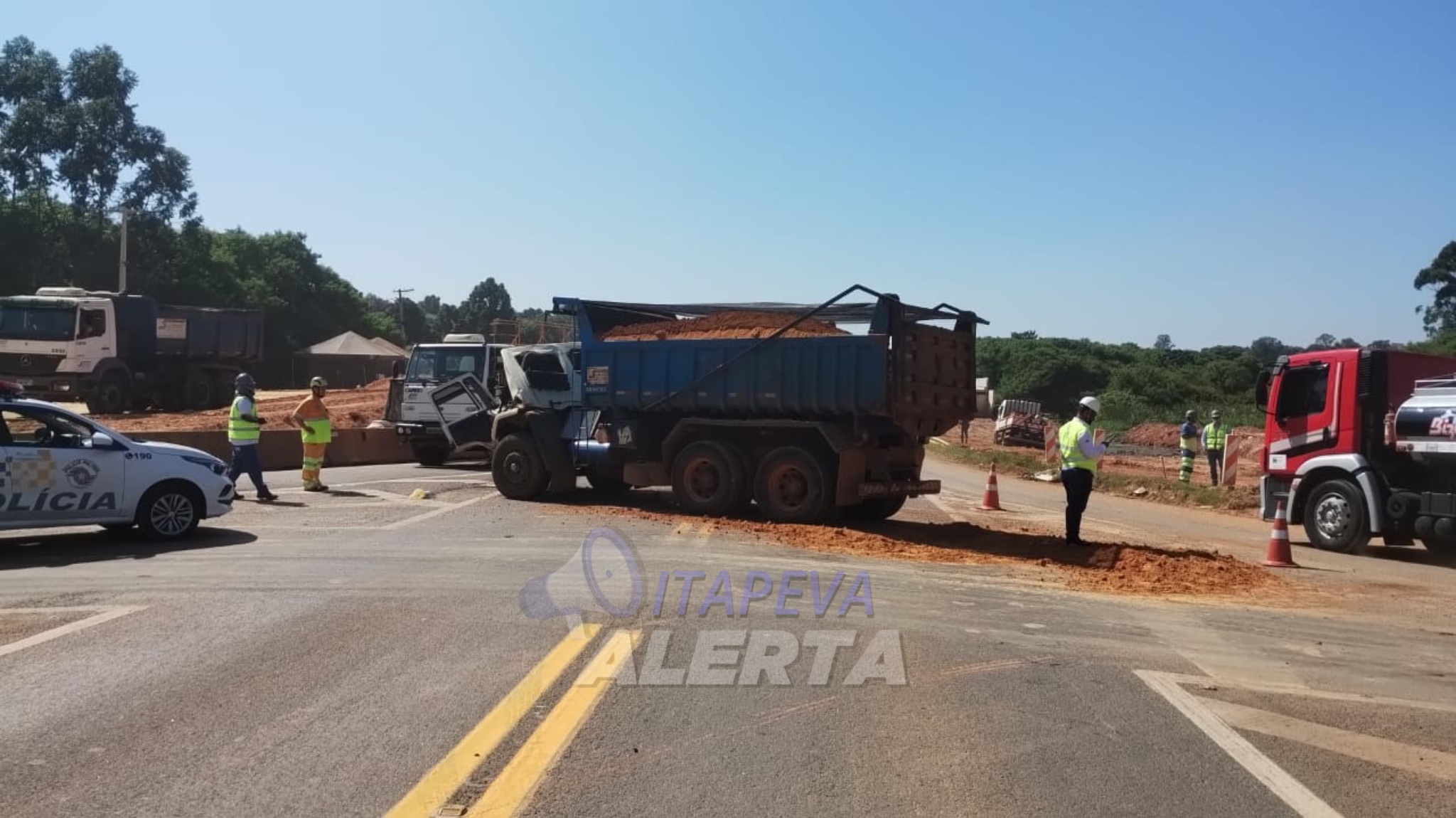 Colisão entre caminhões em área de obras de duplicação na SP 258 Itapeva/SP