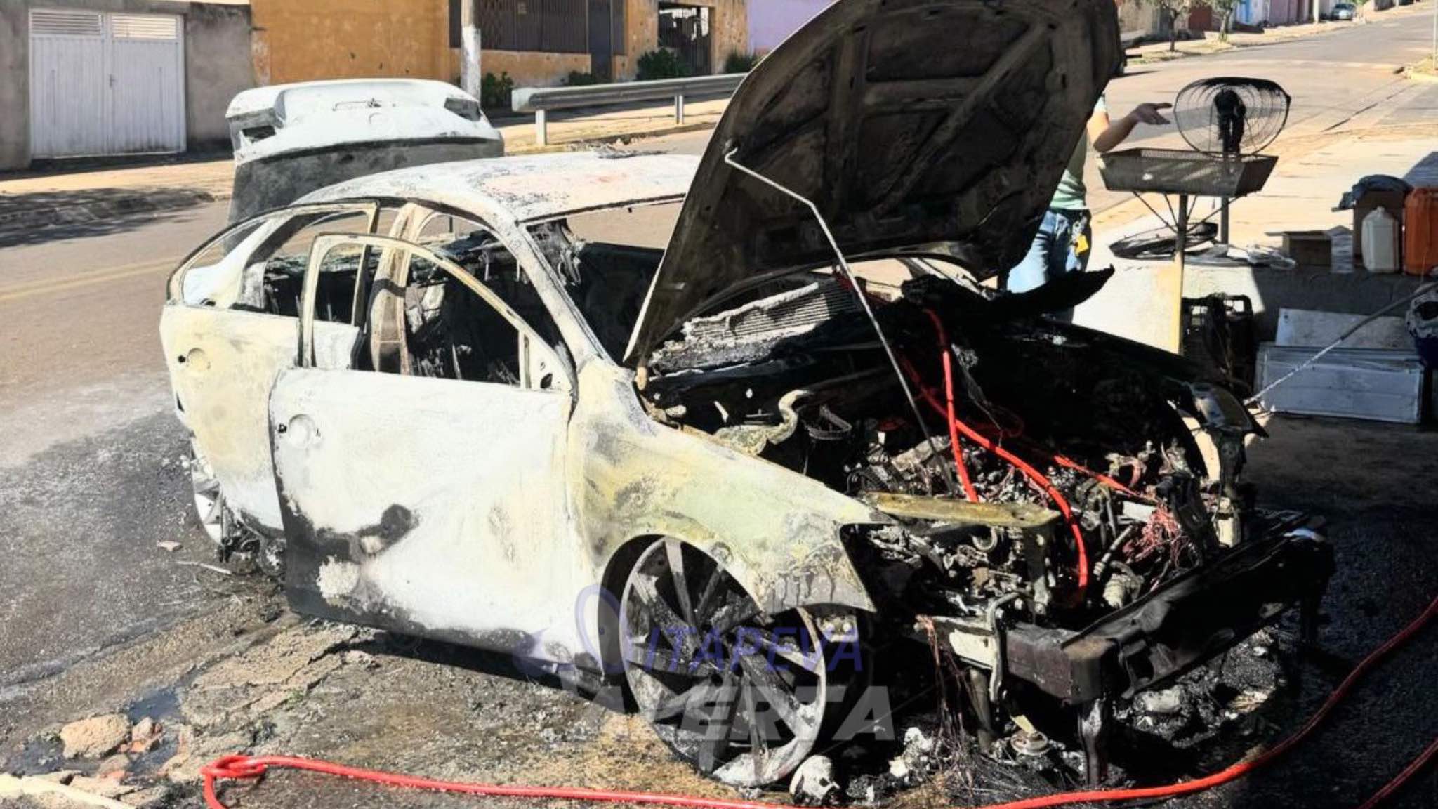 Ex-namorado ateia fogo em carro de moça após ameaçá-la com arma e dar-lhe uma capacetada na cidade de Capão Bonito