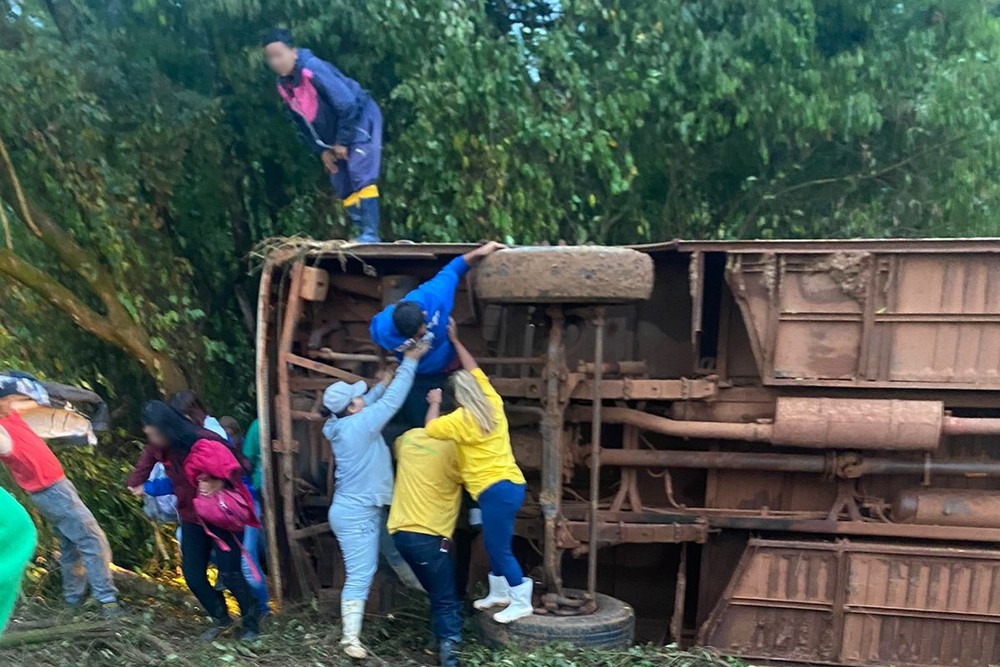 Ônibus com Trabalhadores Rurais Tomba em Paranapanema: 12 Feridos Leves e 2 Transferidos para Hospital