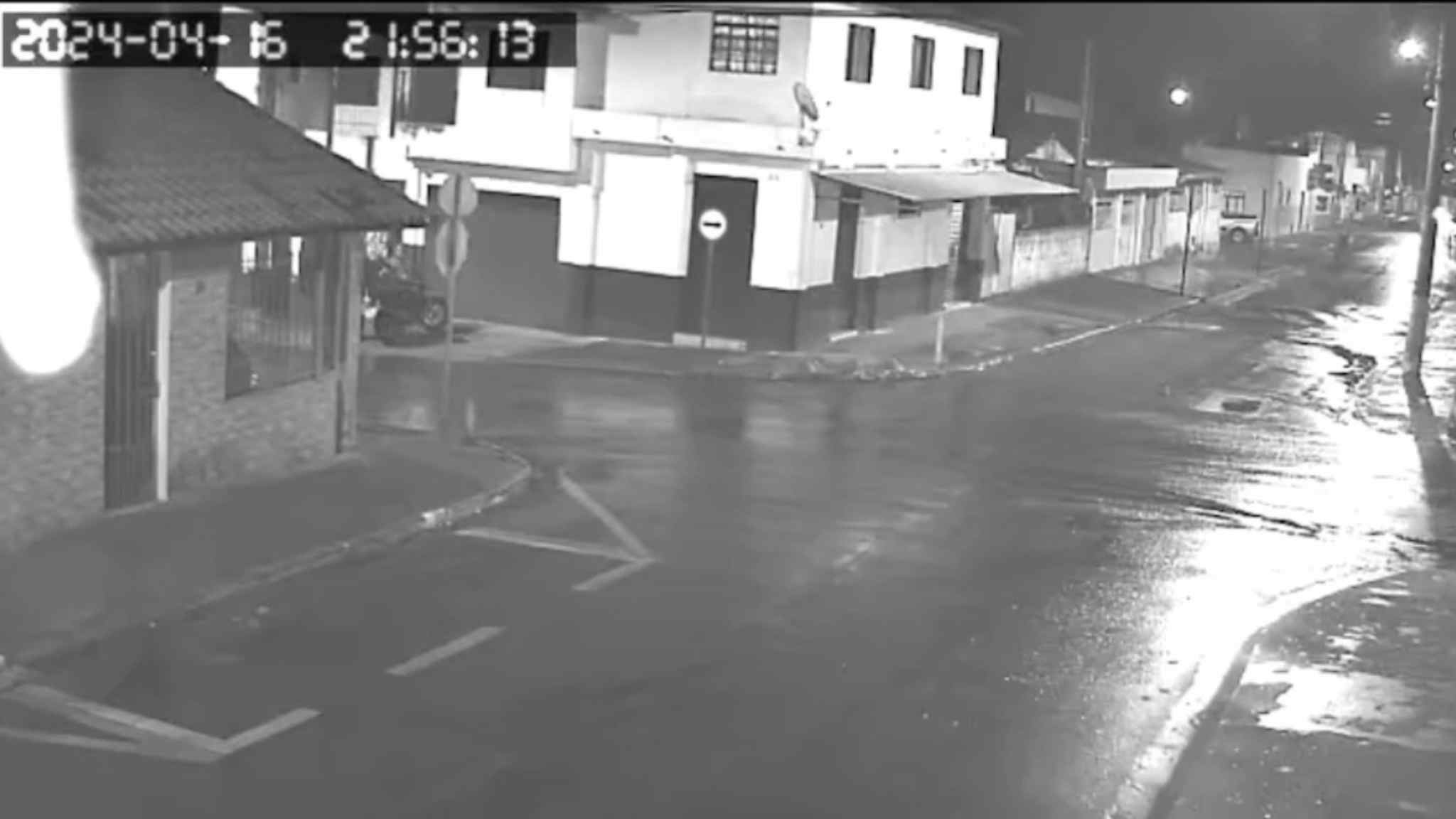 Após roubar moto a mão armada na Vila Dom Bosco em Itapeva bandidos são presos