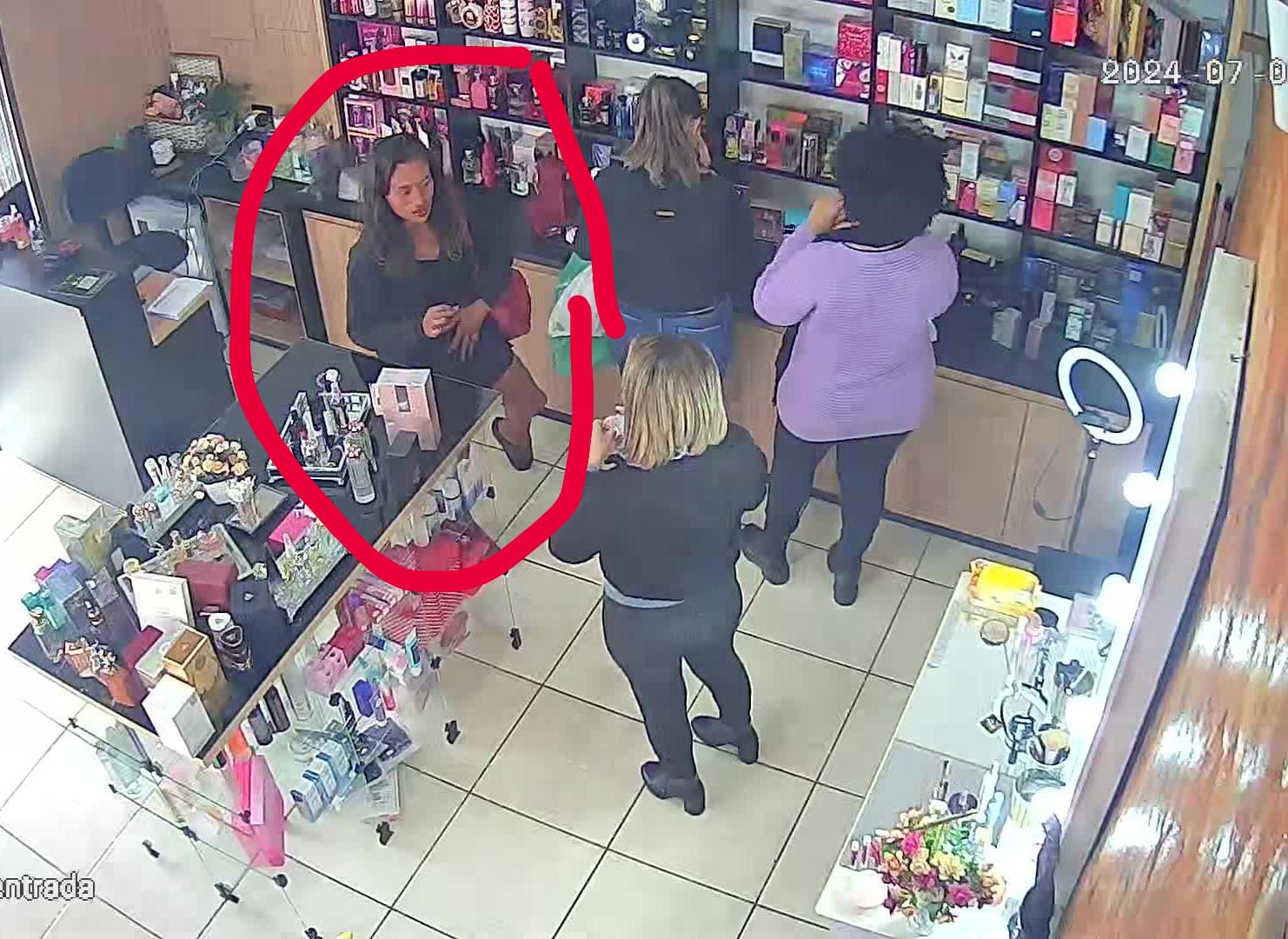Mulher furta perfumes em loja no centro de Itapeva/SP