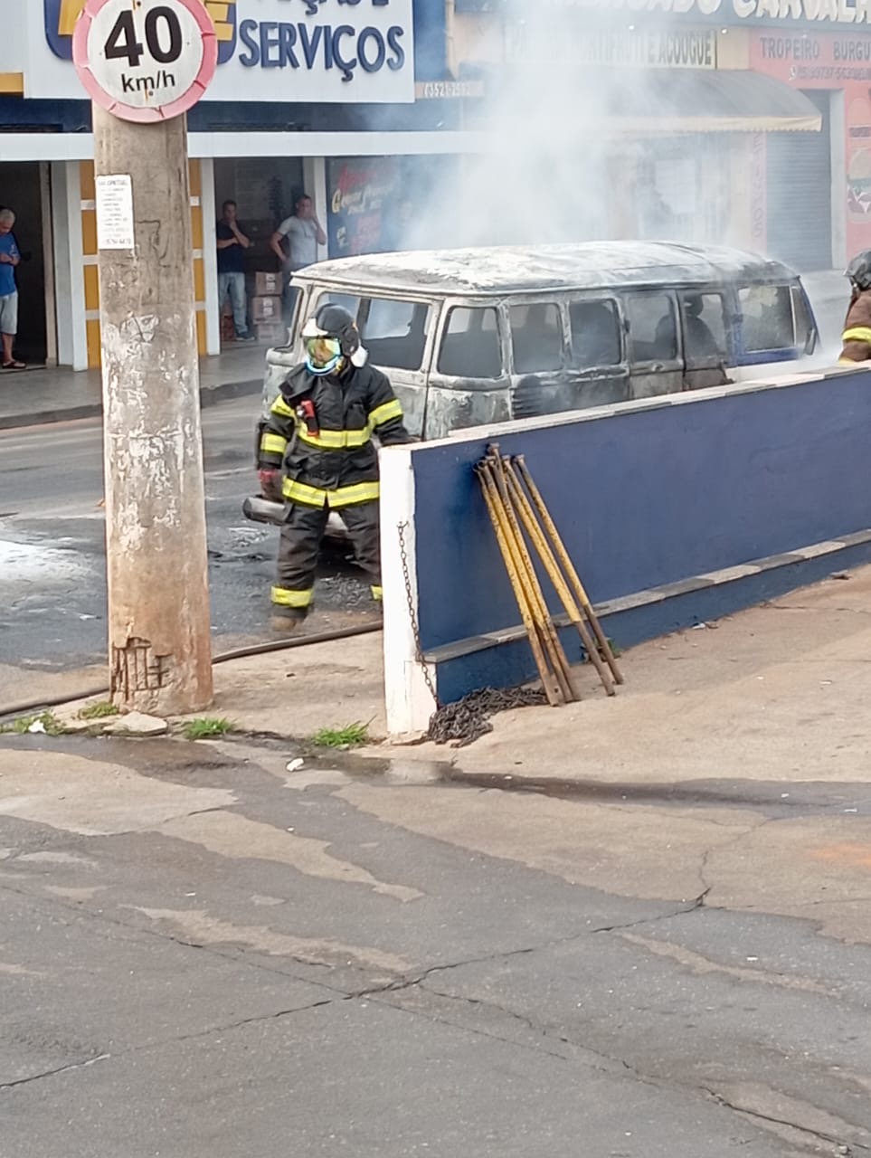 Kombi pega fogo ao lado de posto de gasolina na Vila Ribas em Itapeva/SP