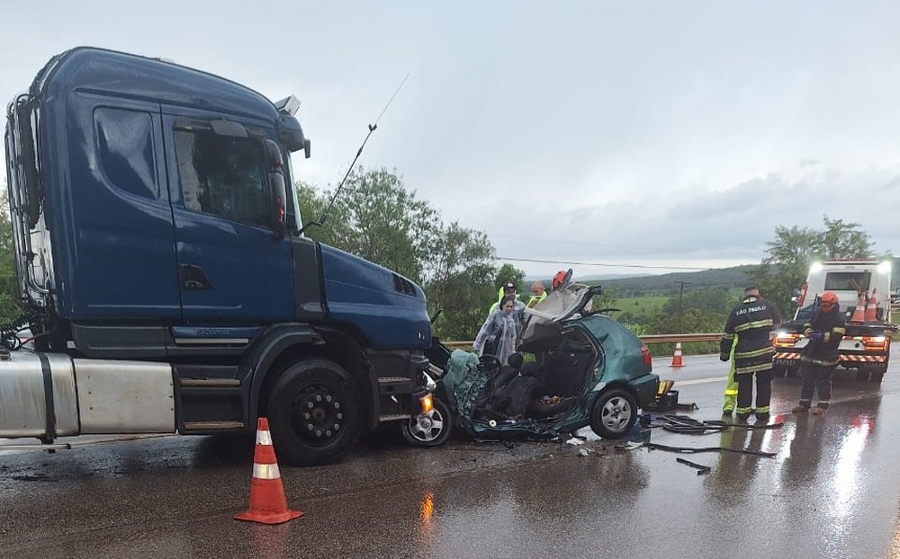 Quatro pessoas morrem em acidente entre caminhão e carro na Rodovia Raposo Tavares em Angatuba