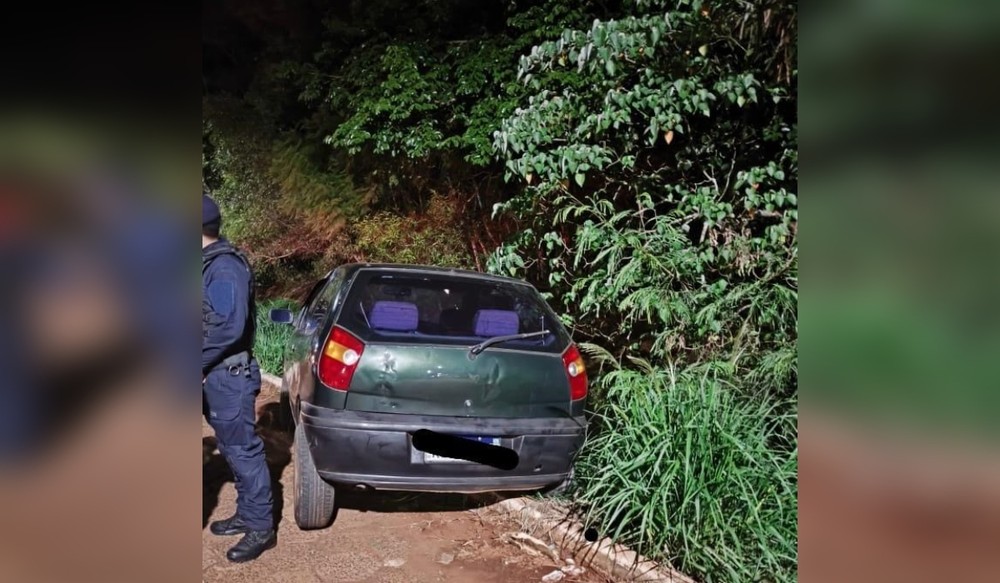 Homem embriagado cai em ribeirão ao tentar retirar carro da calçada em Taquarituba