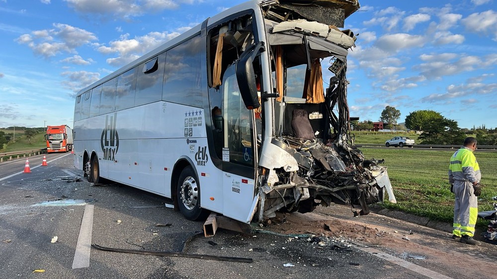 Ônibus bate em carreta na Castello Branco em Tatuí: motorista morre e 30 ficam feridos