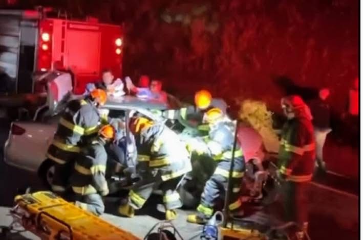 Grave acidente entre van e carro de passeio bloqueia parcialmente a Rodovia Salim Curiati, em Avaré