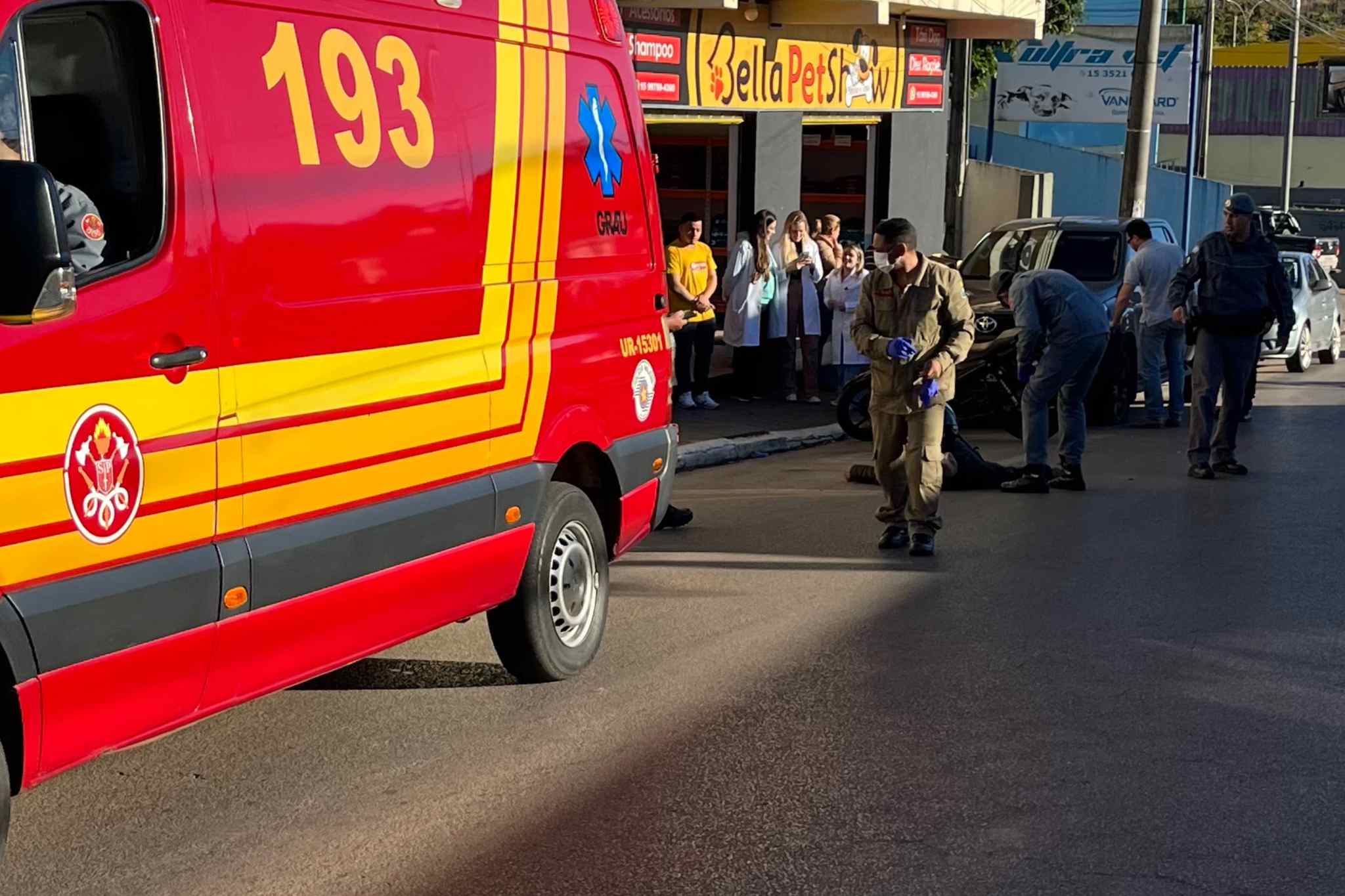 Motociclista fica ferido após colidir com caminhonete parada na Avenida Acácio Piedade, em Itapeva