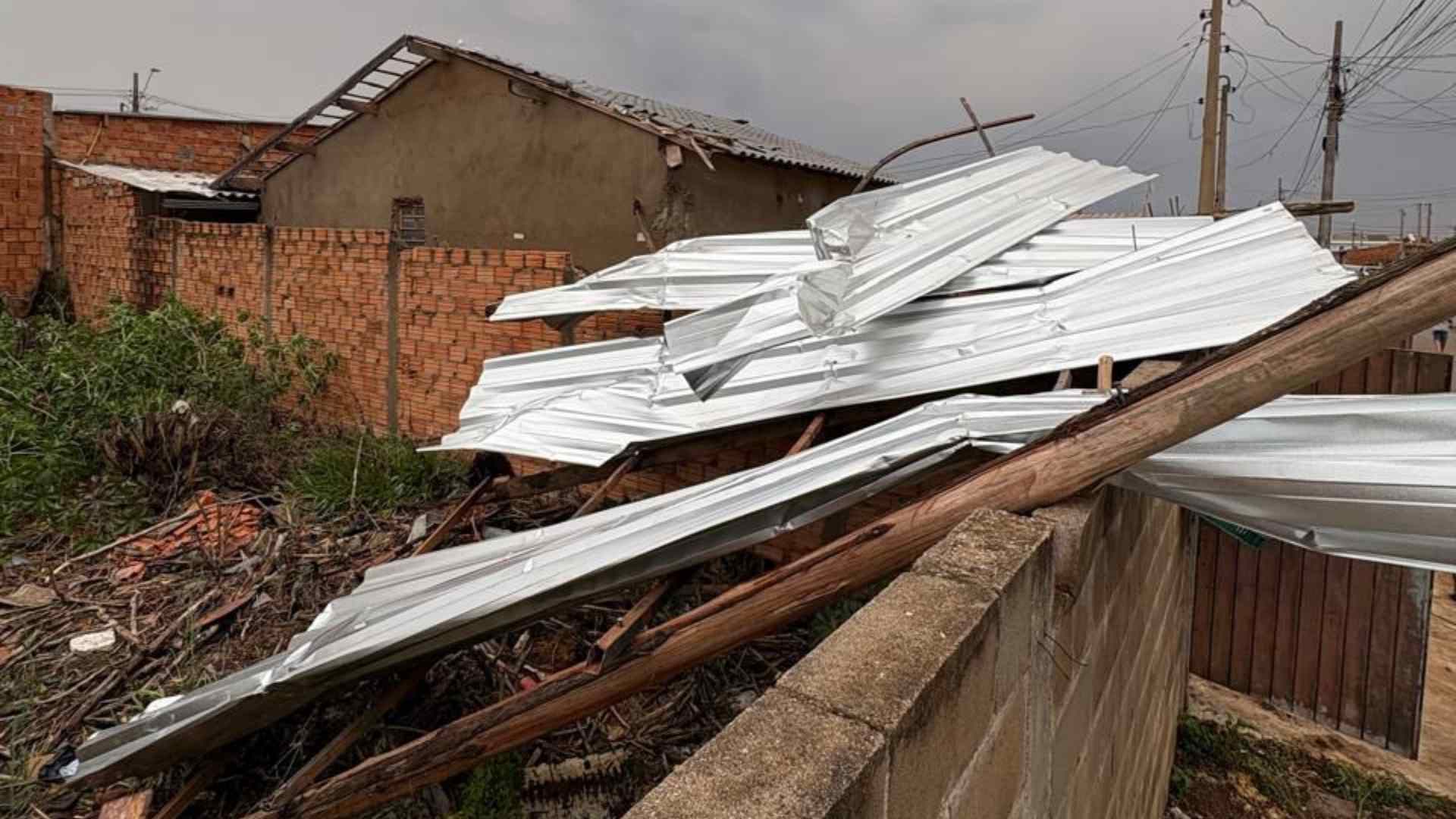 Ventania assusta moradores e deixa dezenas de casas destelhadas em Itapeva/SP
