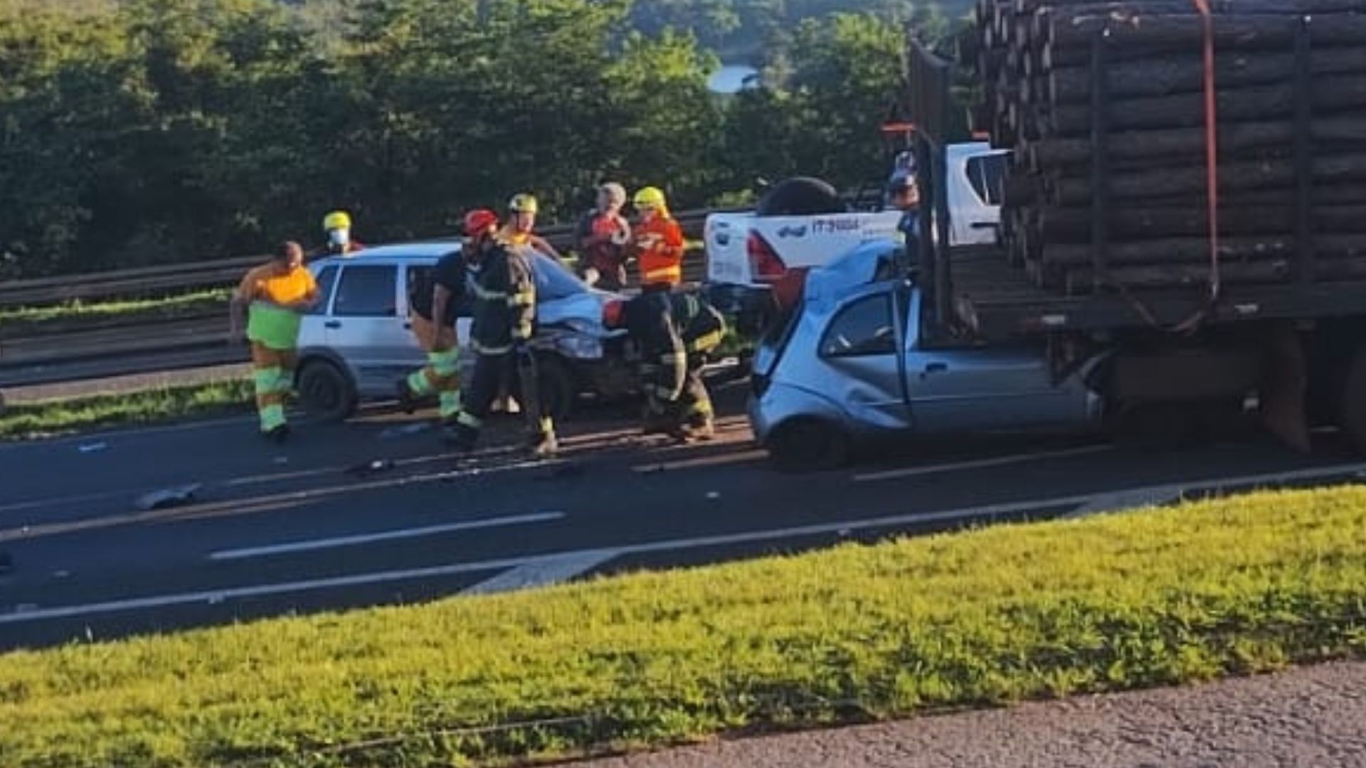 Carro fica preso sob caminhão carregado com madeira após acidente na SP-258, em Itapeva