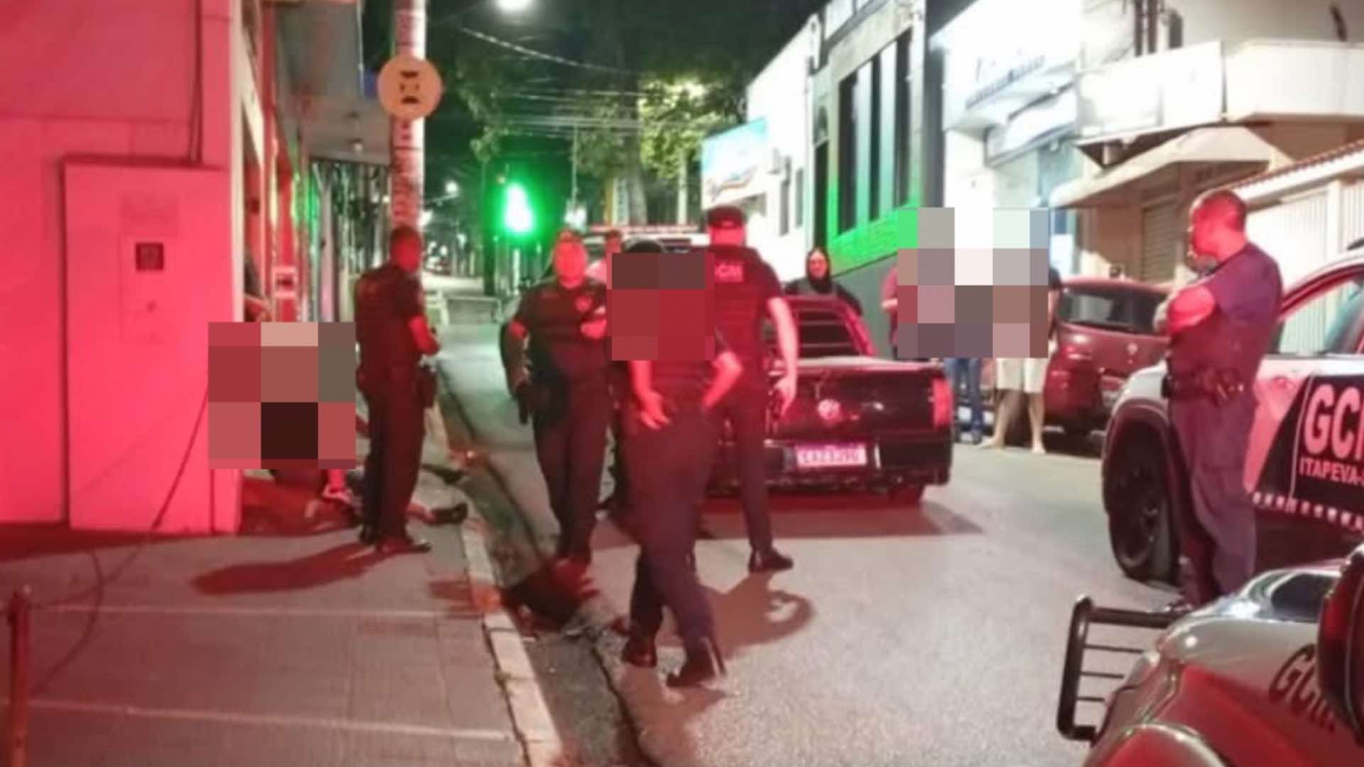 Motorista embriagado bate em viatura da GCM após tentar fugir no Centro de Itapeva