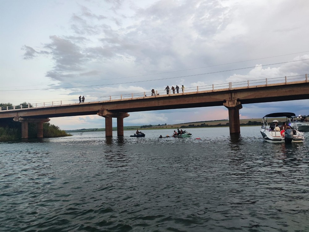 Motorista morre após carro cair em rio entre Itaí e Paranapanema