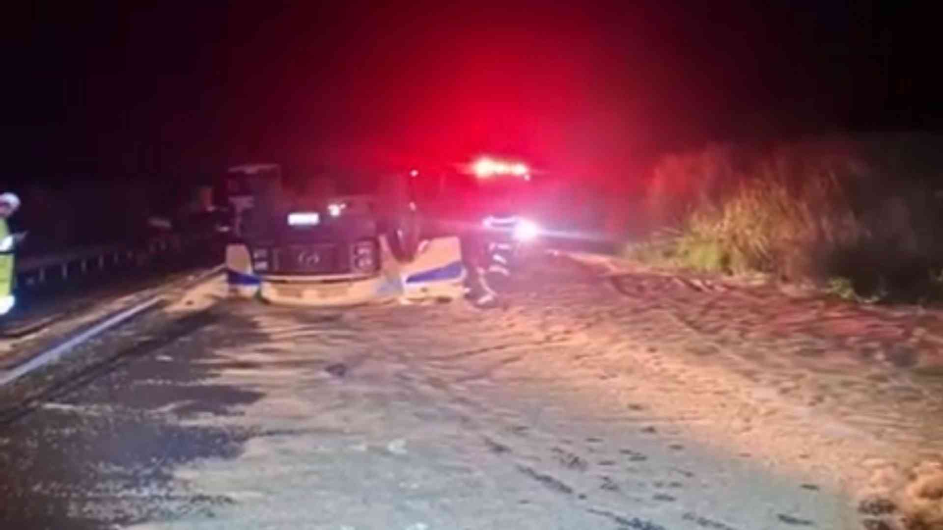 Caminhão capota após tentar desviar de pedestre e acidente termina com uma vítima fatal entre Taquarituba e Itaí