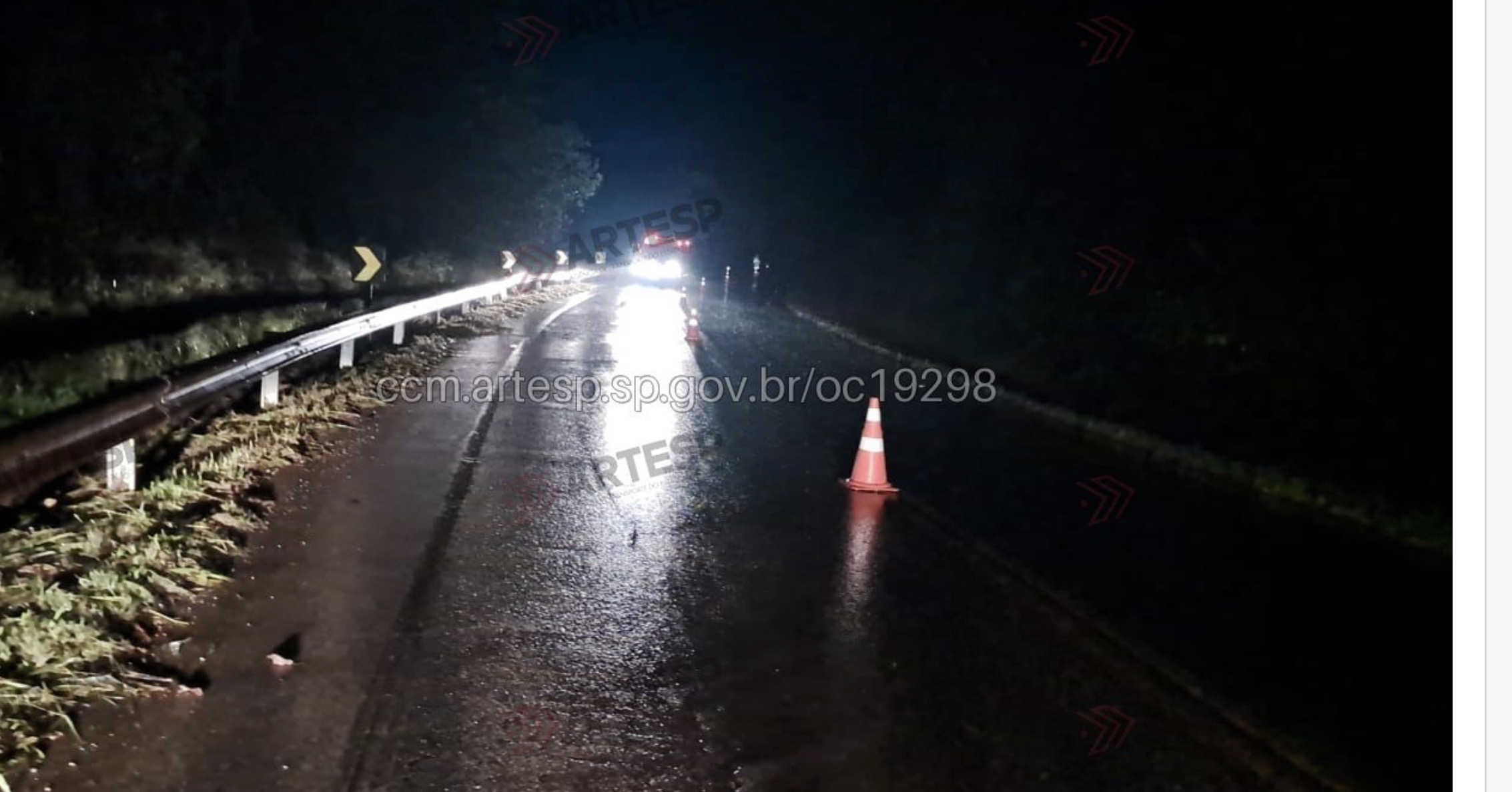 Caminhonete bate contra defensa metálica na SP-189 em Buri