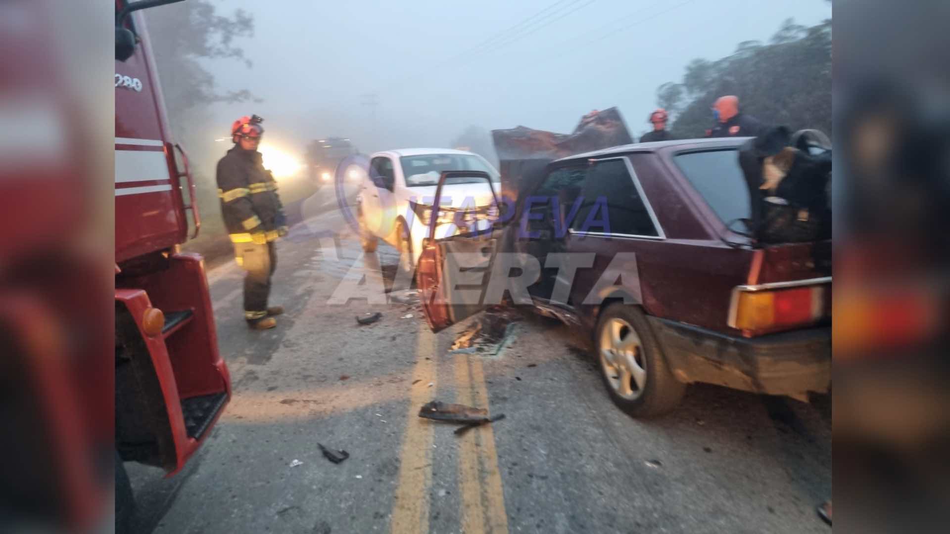 Acidente frontal na SP-249, entre Itapeva e Ribeirão Branco, deixa quatro pessoas feridas