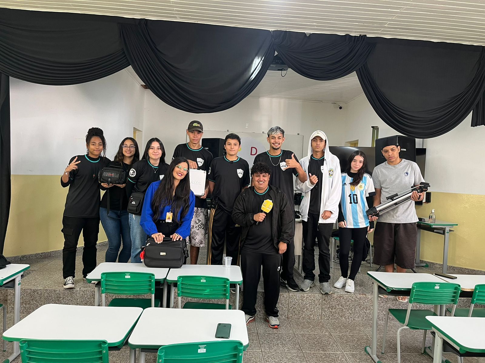 A jornalista Gleyce Dornelas recebeu um convite do professor Flavio Lara para participar de uma eletiva de profissões na escola PEI Jeminiano David Muzel