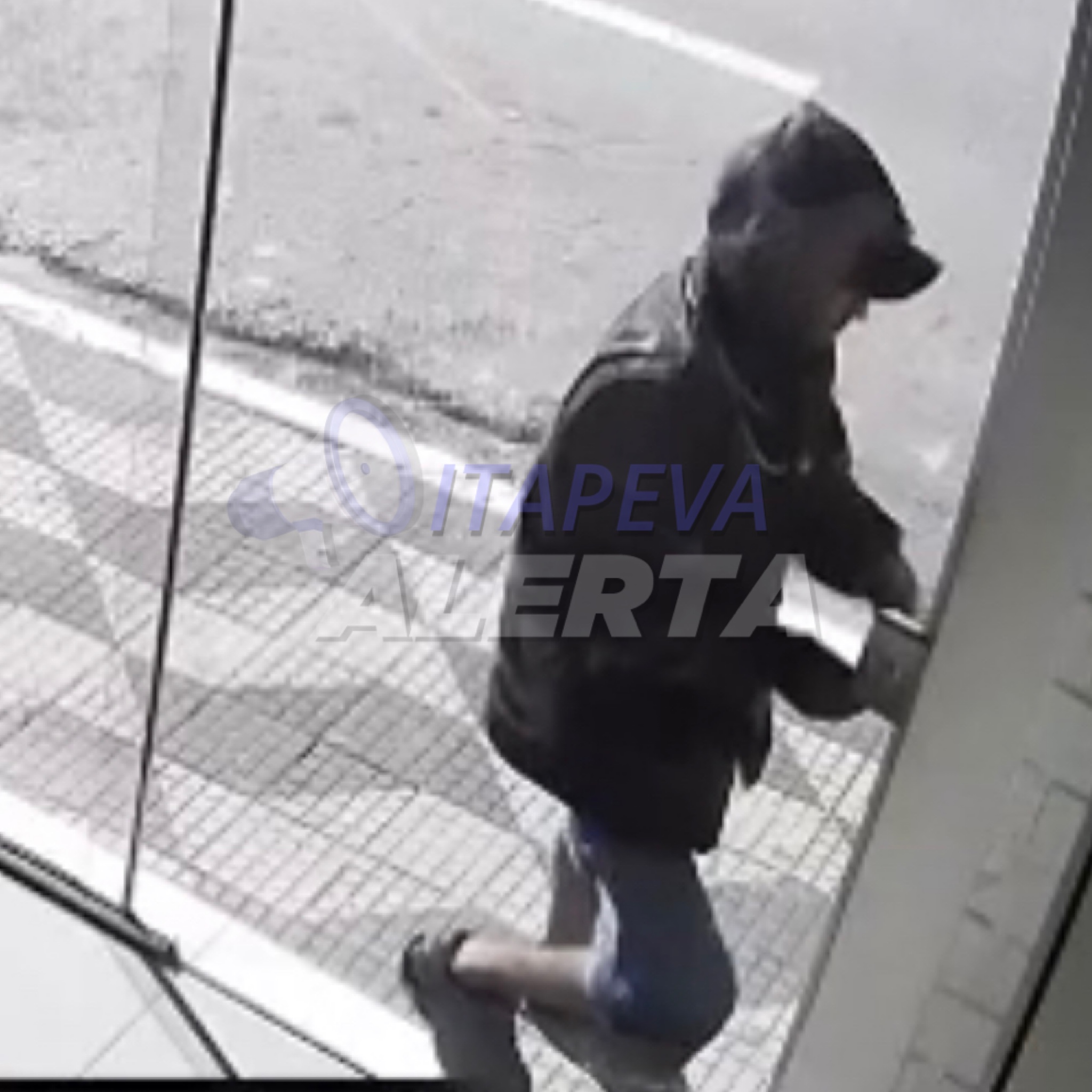 Dupla de ladrões furtam loja no centro de Itapeva/SP deixando prejuízo de mais de 15 mil reais