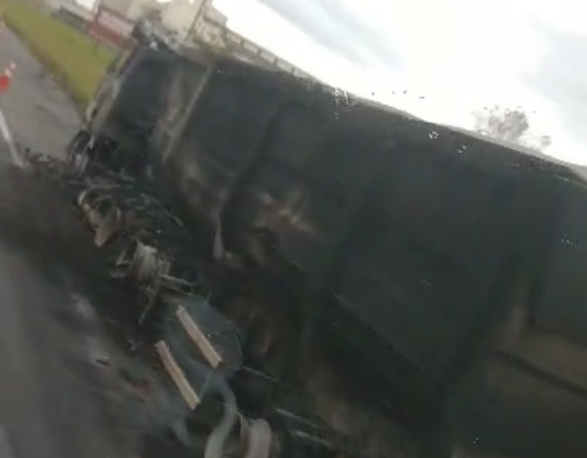 Caminhão pega fogo na Rodovia Francisco Alves Negrão, próximo de Buri/SP