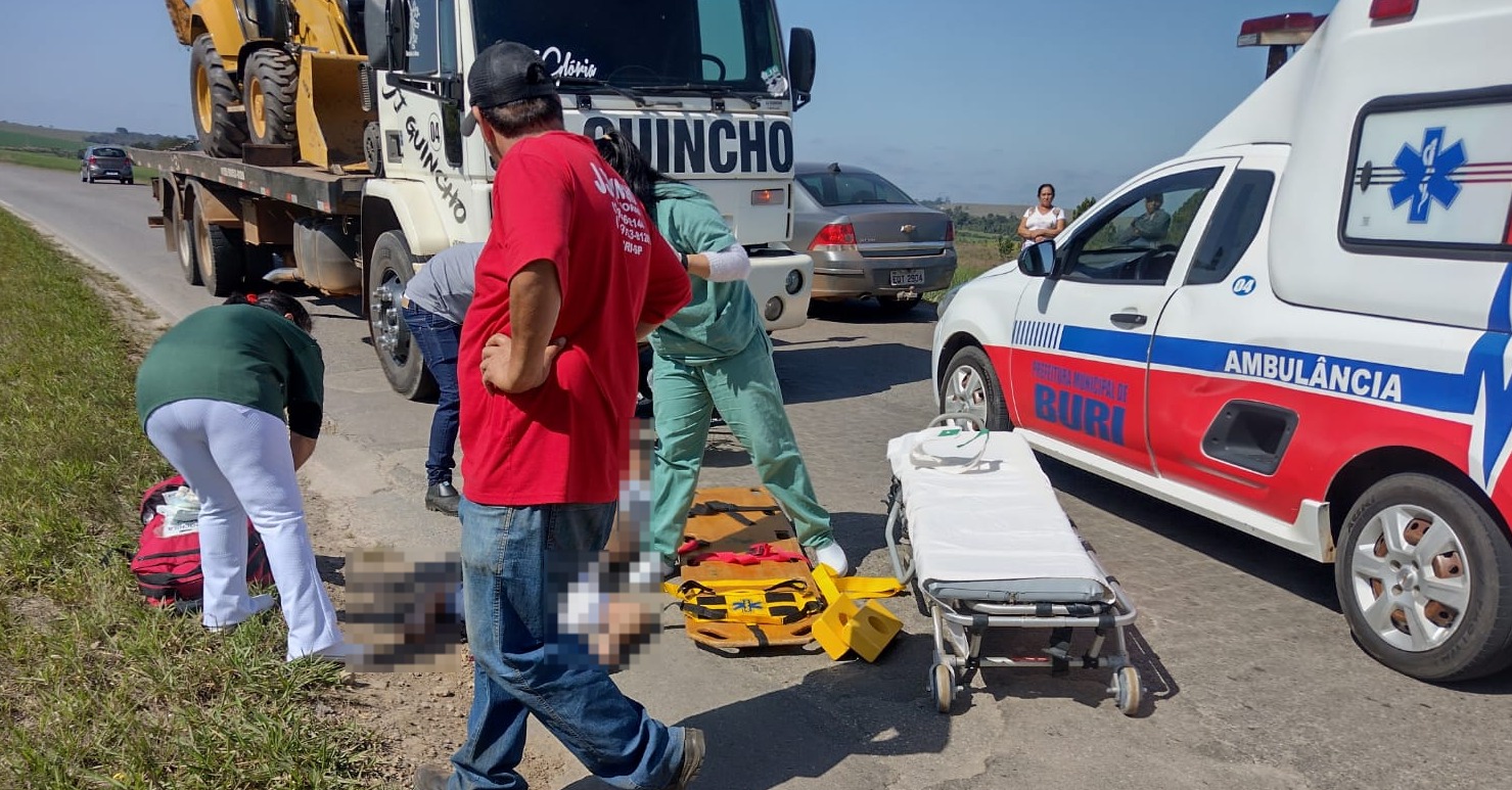Ciclista de 63 anos é atingido por caminhão em vicinal de Buri e é socorrido em estado grave