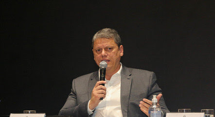 Gestão Tarcísio Determina que Diretores Assistam às Aulas dos Professores e Façam Relatórios para Avaliação Pedagógica