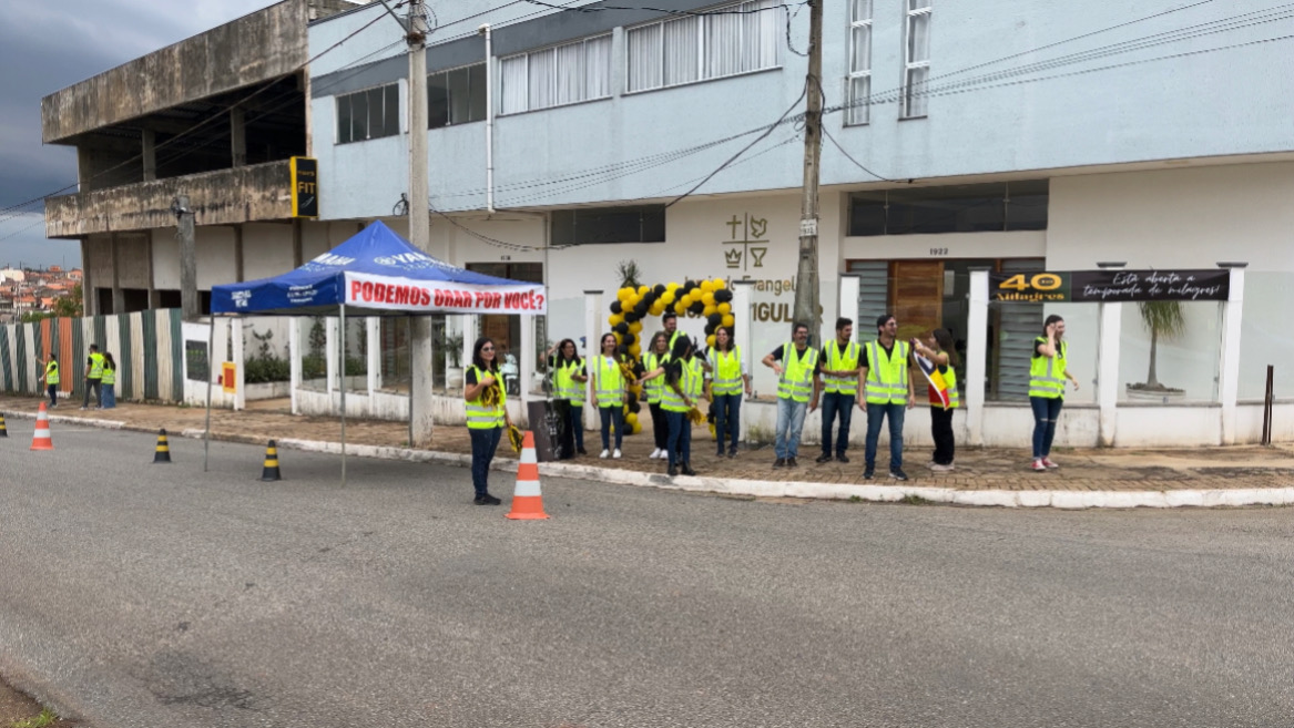 Drive-In de oração emociona a todos que passam no local