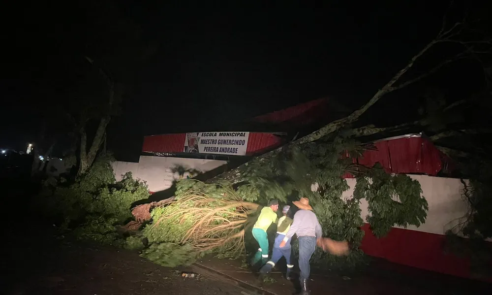 Chuva Forte Causa Danos em Buri: Famílias Desalojadas e Falta de Energia