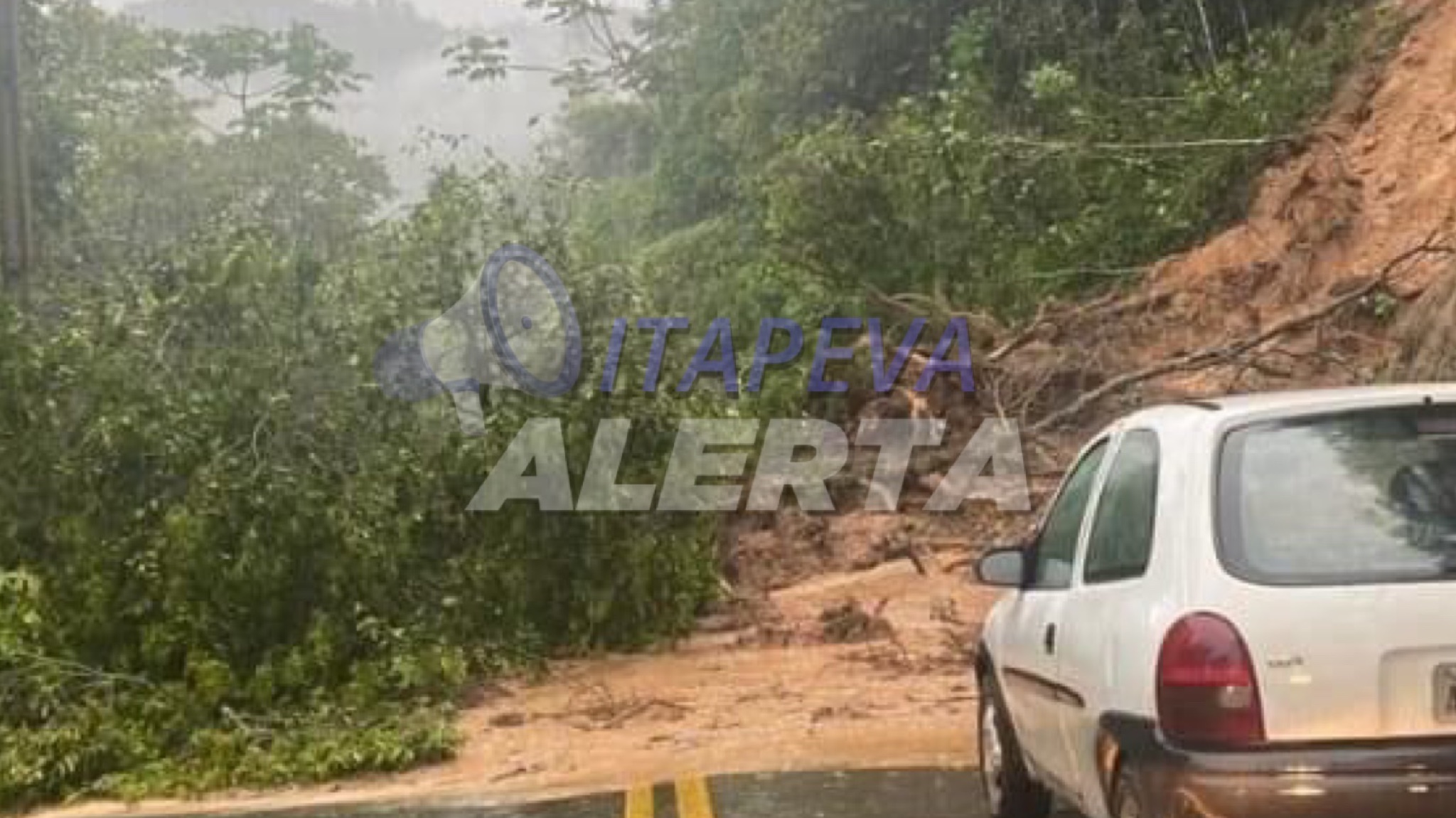 Deslizamentos de terra em Ribeira e ponte interditada