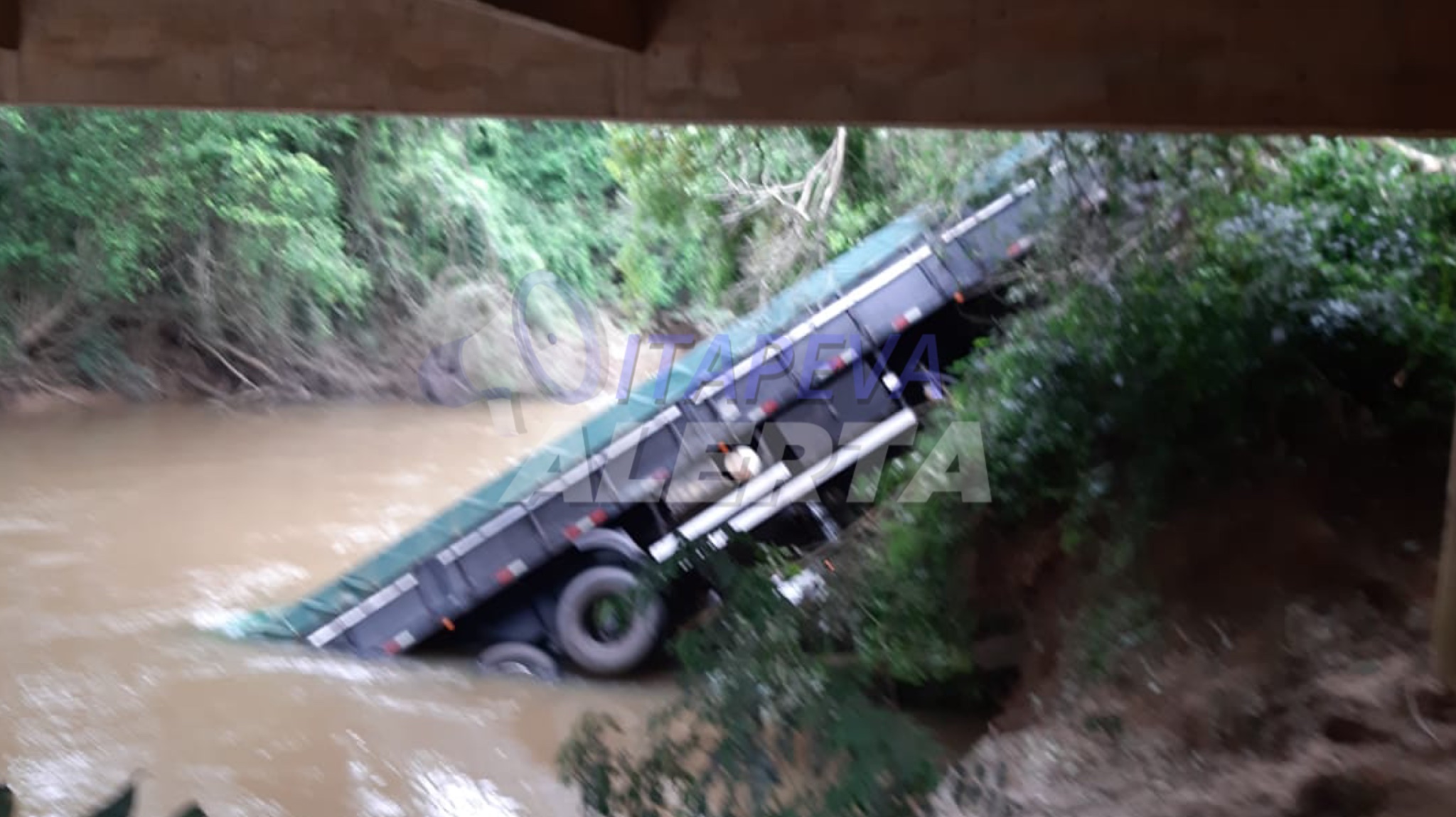 Caminhoneiro fica preso em ferragens e é socorrido após acidente em Buri
