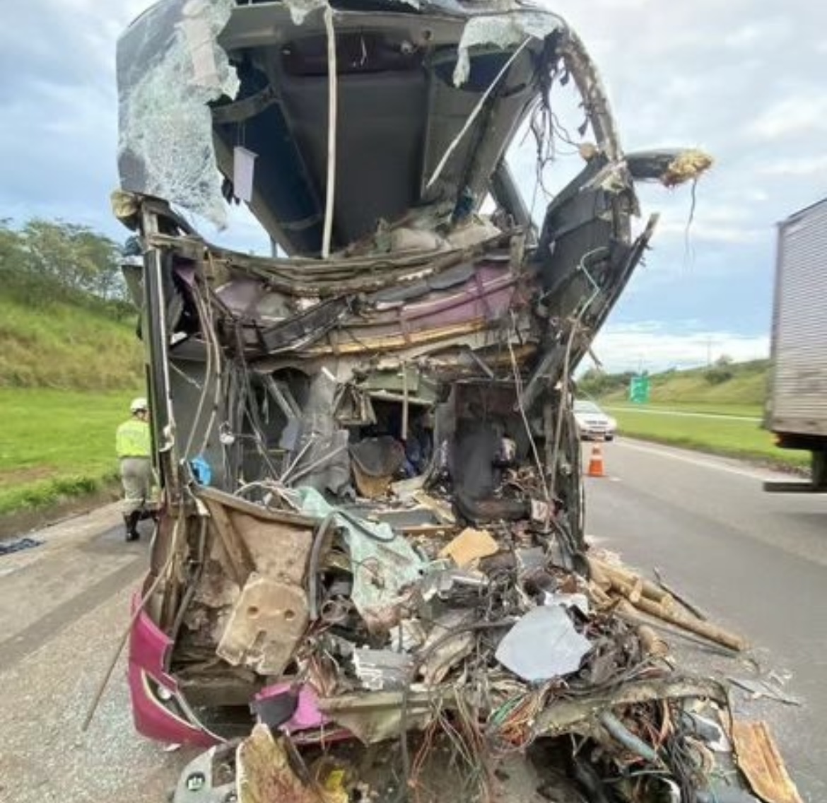 Acidente entre ônibus e caminhão de madeira deixa dois mortos e mais de 40 feridos na rodovia Castelo Branco
